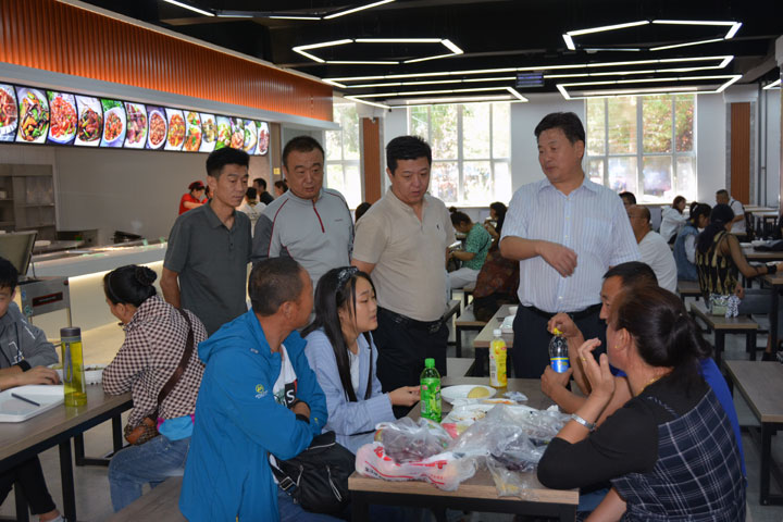 周书记,李校长视察食堂并向新生征求意见